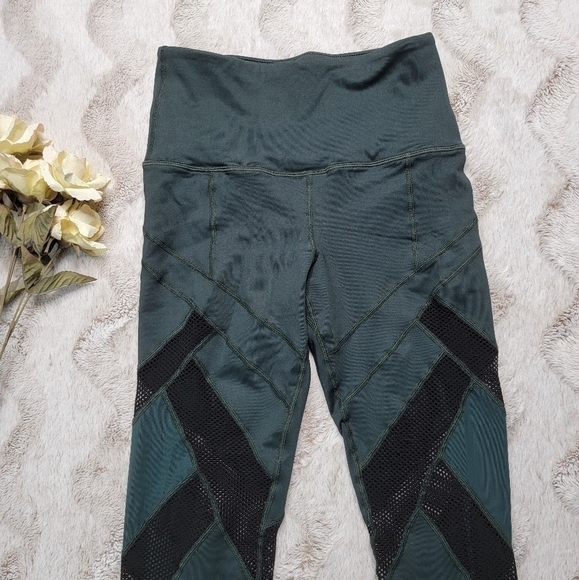 ✨️CL ViaMia Forest Green Black Mesh Accent Cropped Leggings Size S - Picture 2 of 14